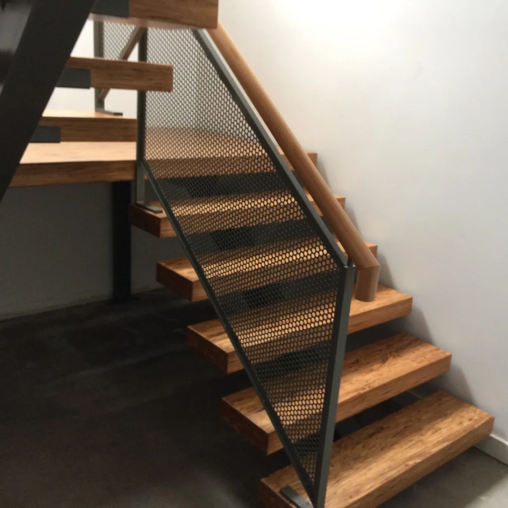 Escalier droit en bois franc rénové, Boucherville - vue 2