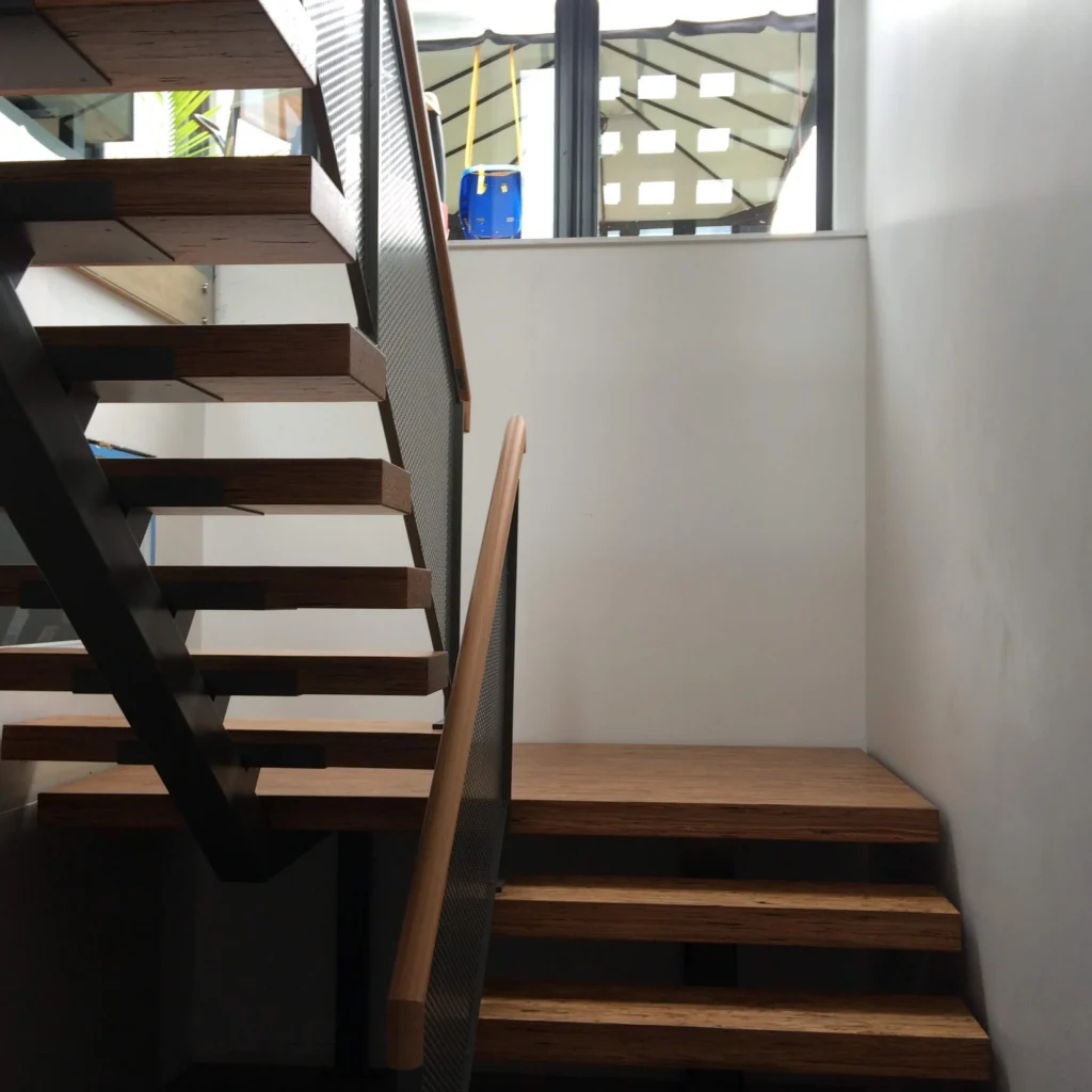 Escalier droit en bois franc rénové, Boucherville - vue 3