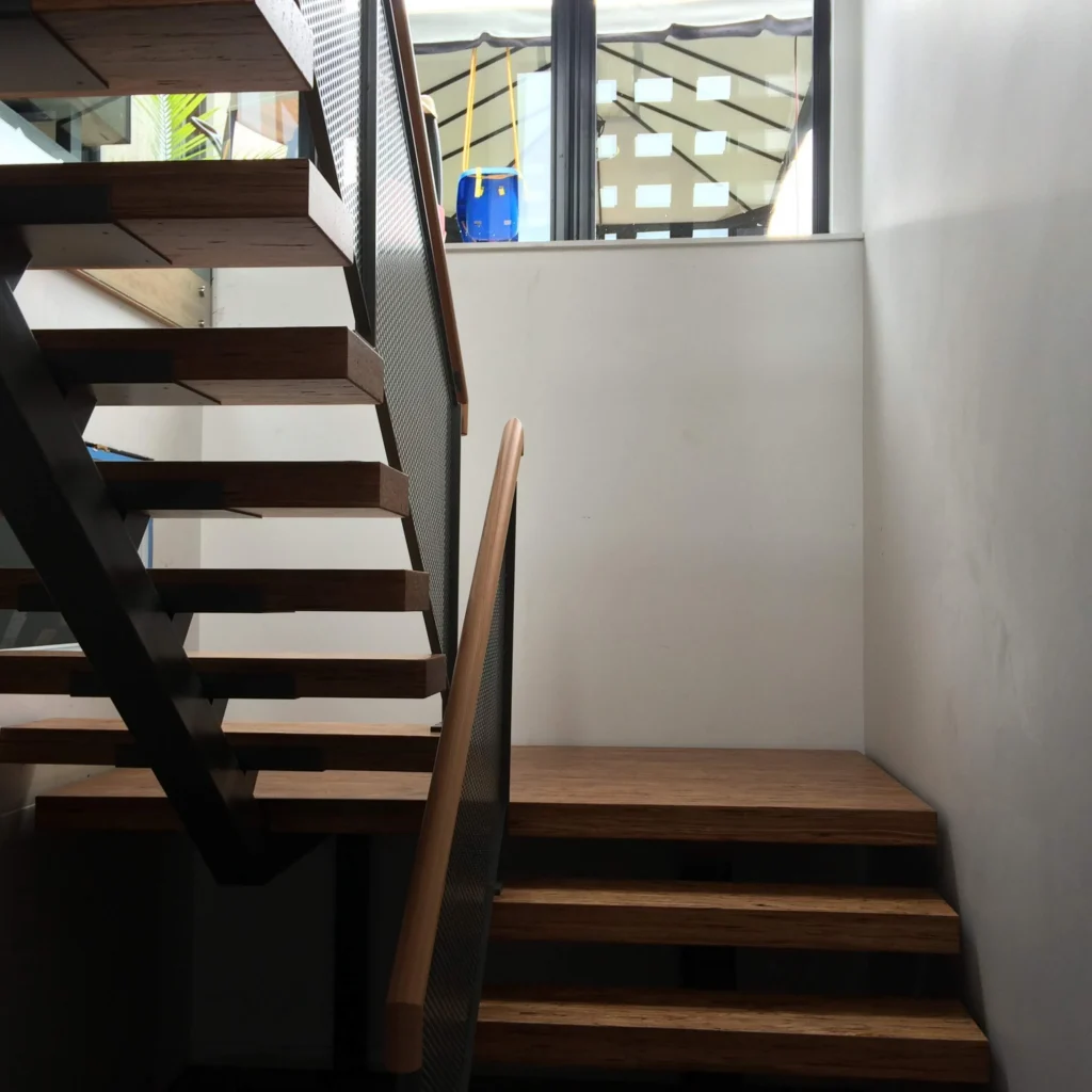 Escalier droit en bois franc rénové, Boucherville - vue 4