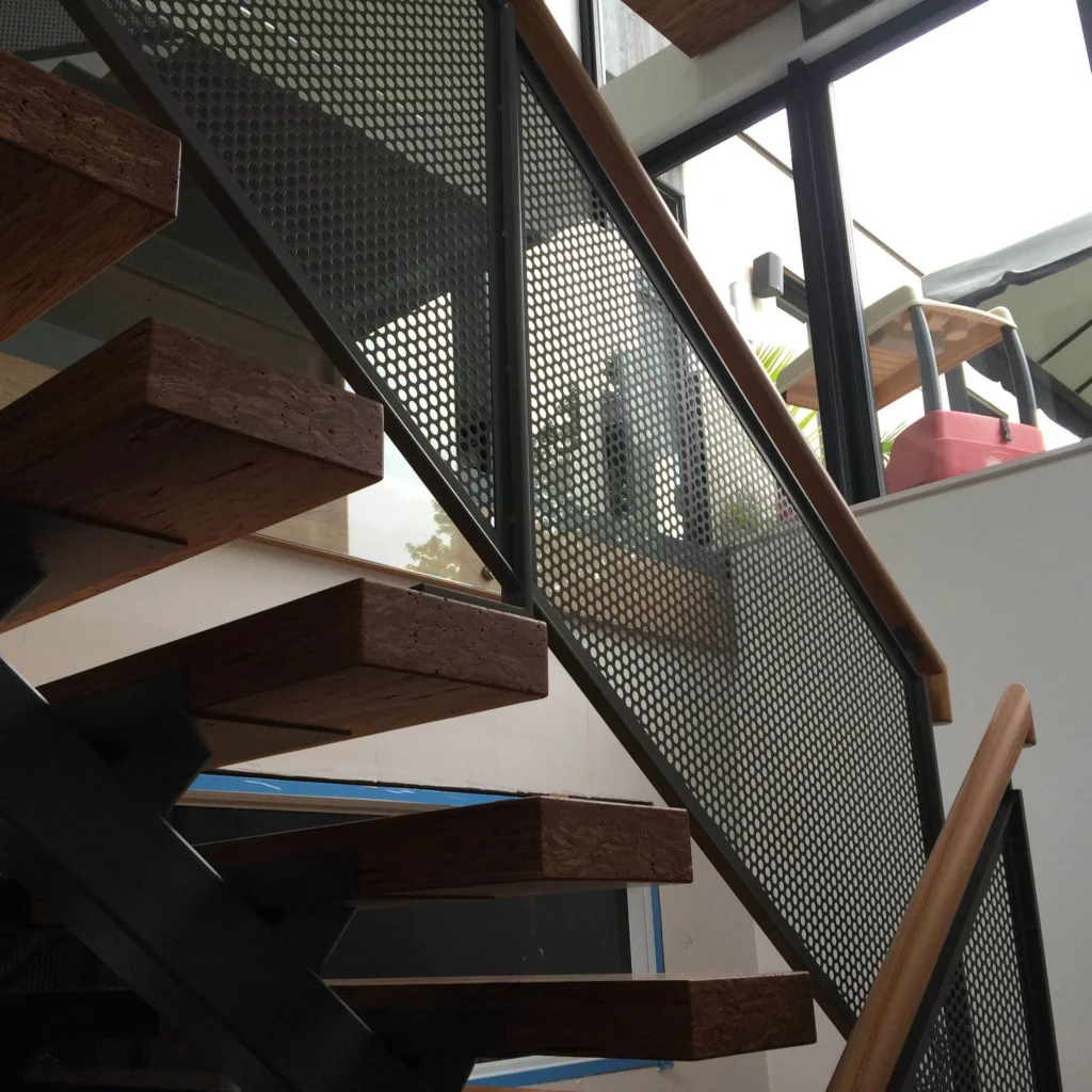 Escalier droit en bois franc rénové, Boucherville - vue 5