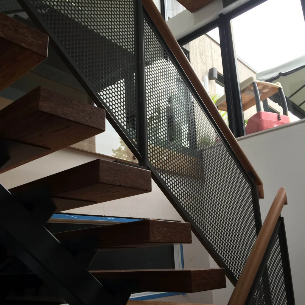 Escalier droit en bois franc rénové, Boucherville - vue 6