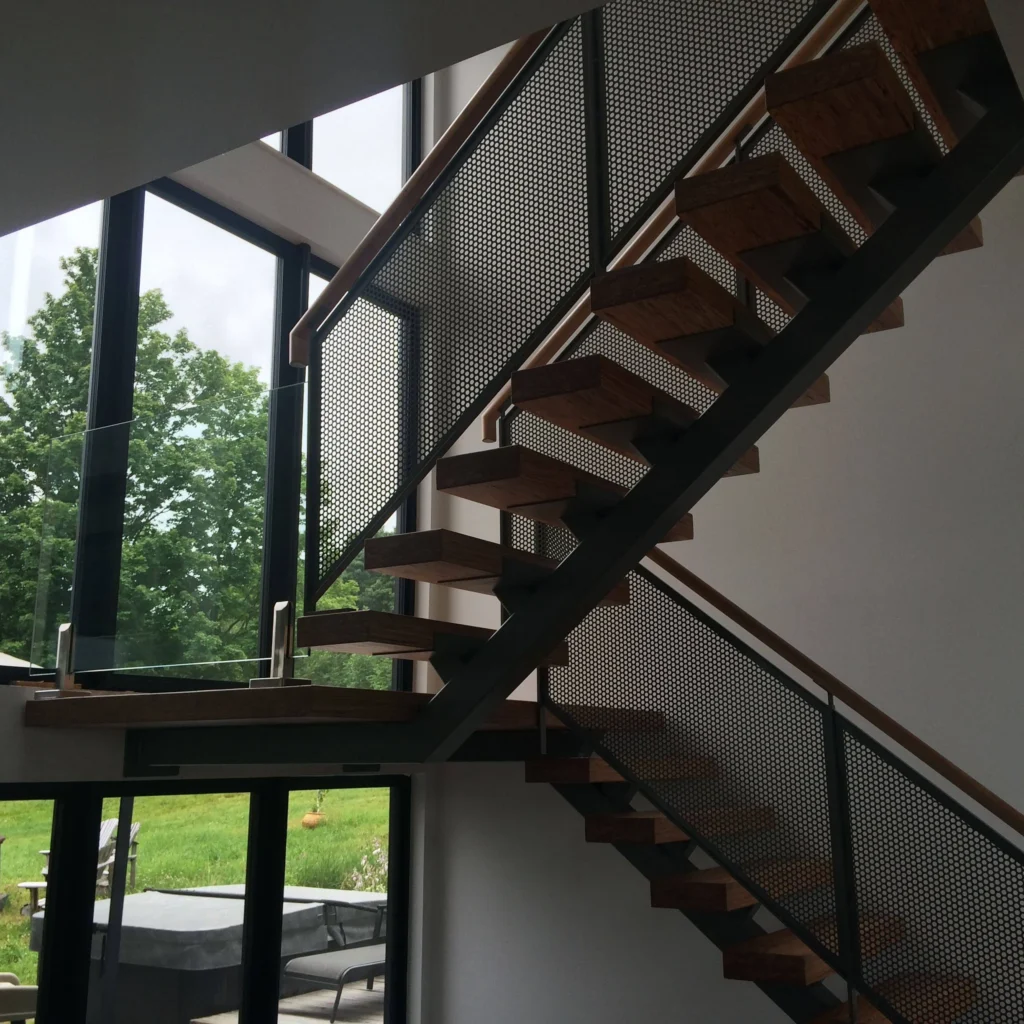 Escalier droit en bois franc rénové, Boucherville - vue 8