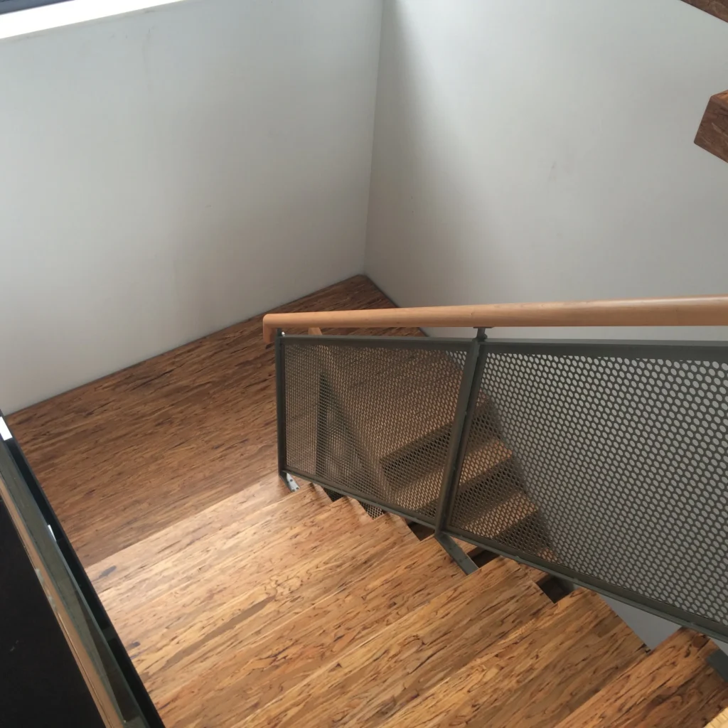 Escalier droit en bois franc rénové, Boucherville - vue 9
