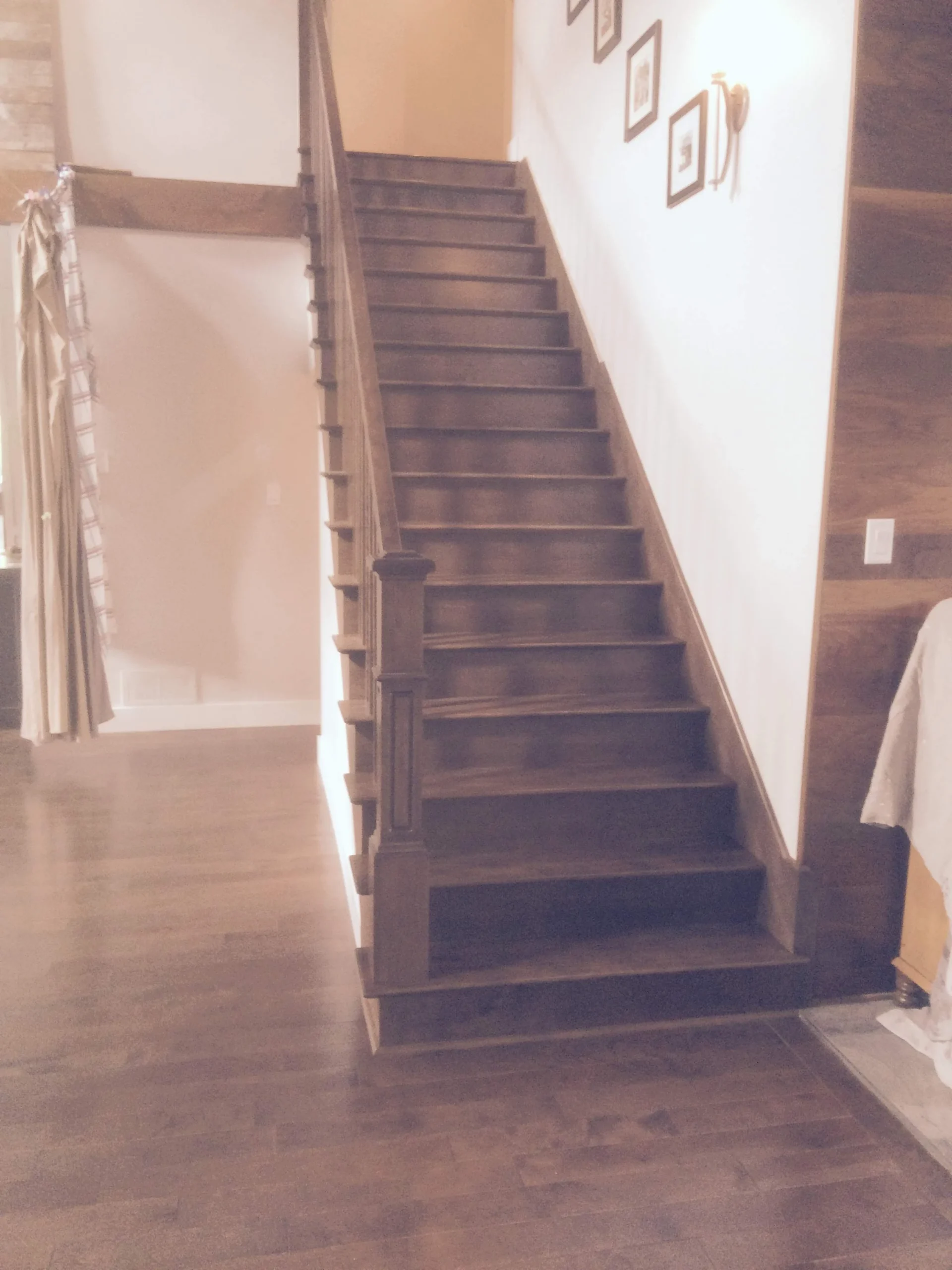 Escalier droit teinté foncé à Longueuil — vue principale