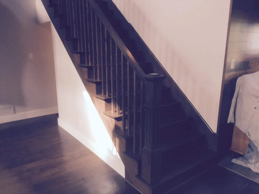 Escalier droit teinté foncé à Longueuil