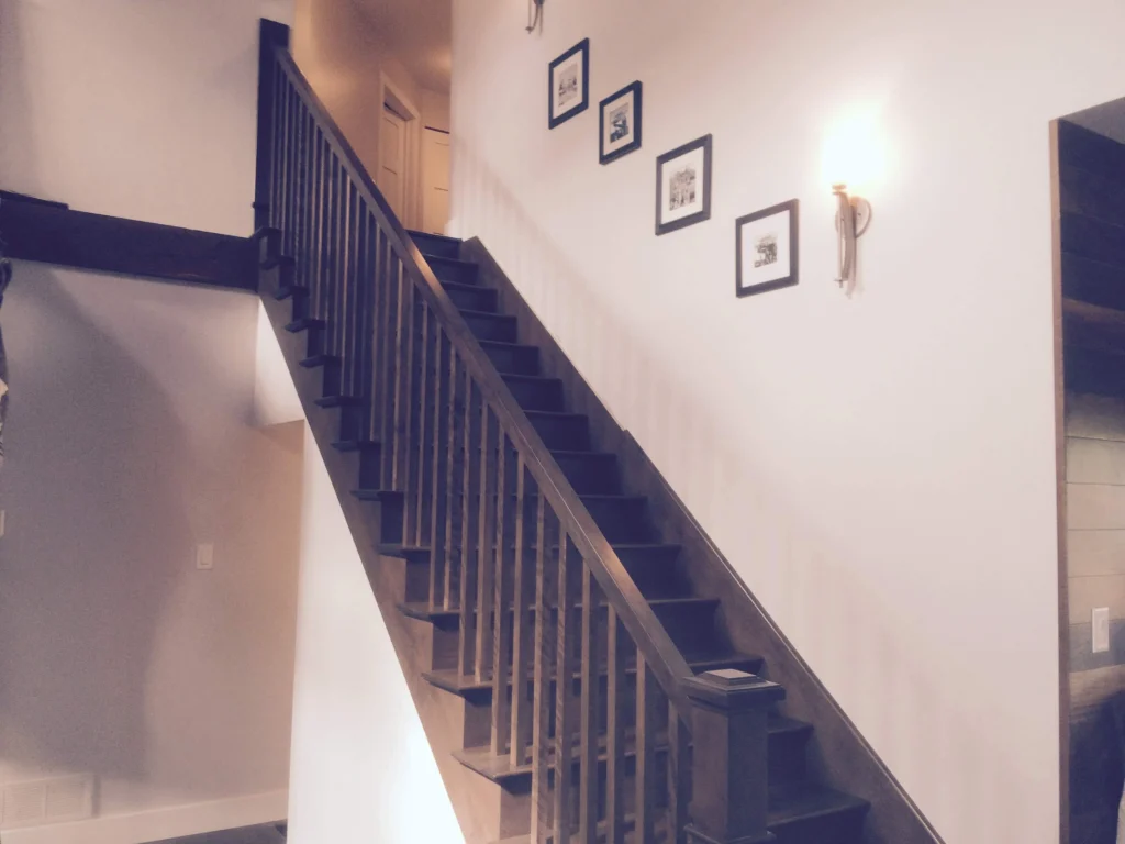 Escalier droit teinté foncé à Longueuil