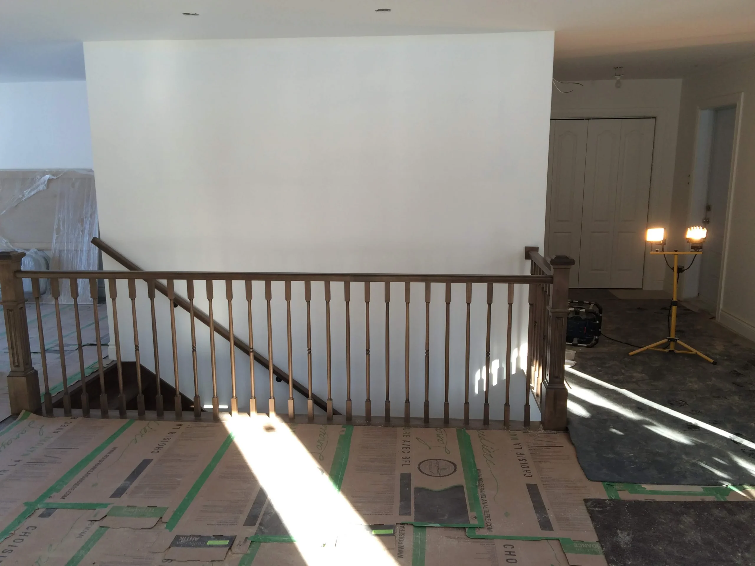 Escalier droit et garde-corps en bois tourné — vue principale