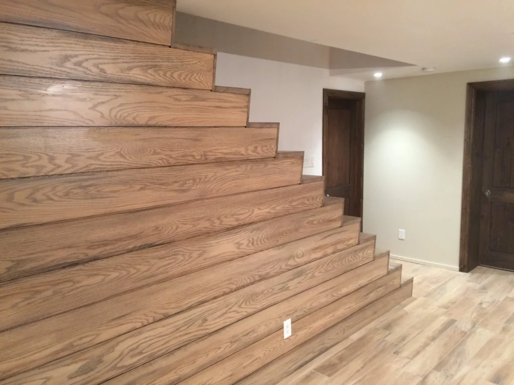 Escalier de sous-sol habillé de planches de chêne horizontales — photo 2