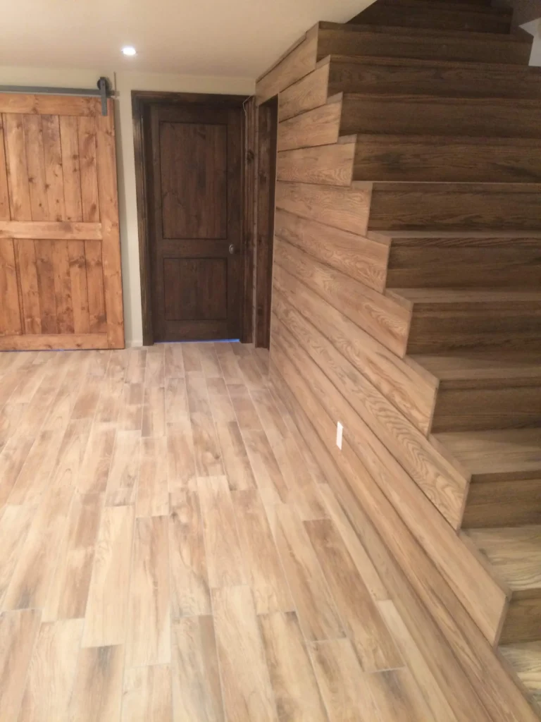 Escalier de sous-sol habillé de planches de chêne horizontales — photo 3