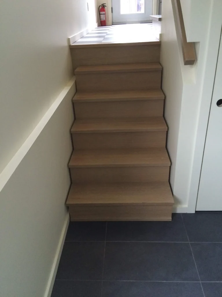 Escalier contemporain en chêne pâle — photo 1
