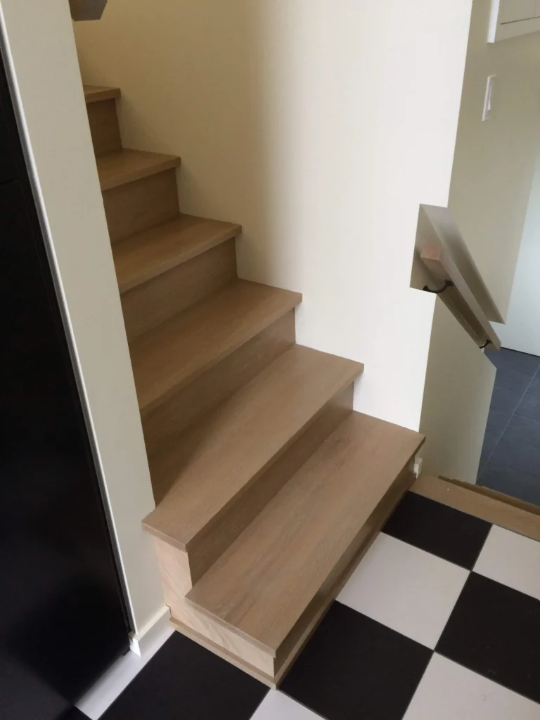 Escalier contemporain en chêne pâle — photo 3