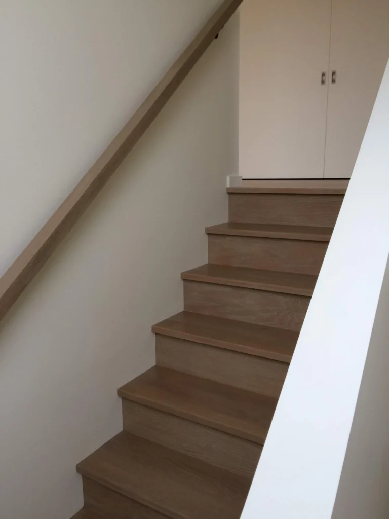 Escalier contemporain en chêne pâle — photo 6