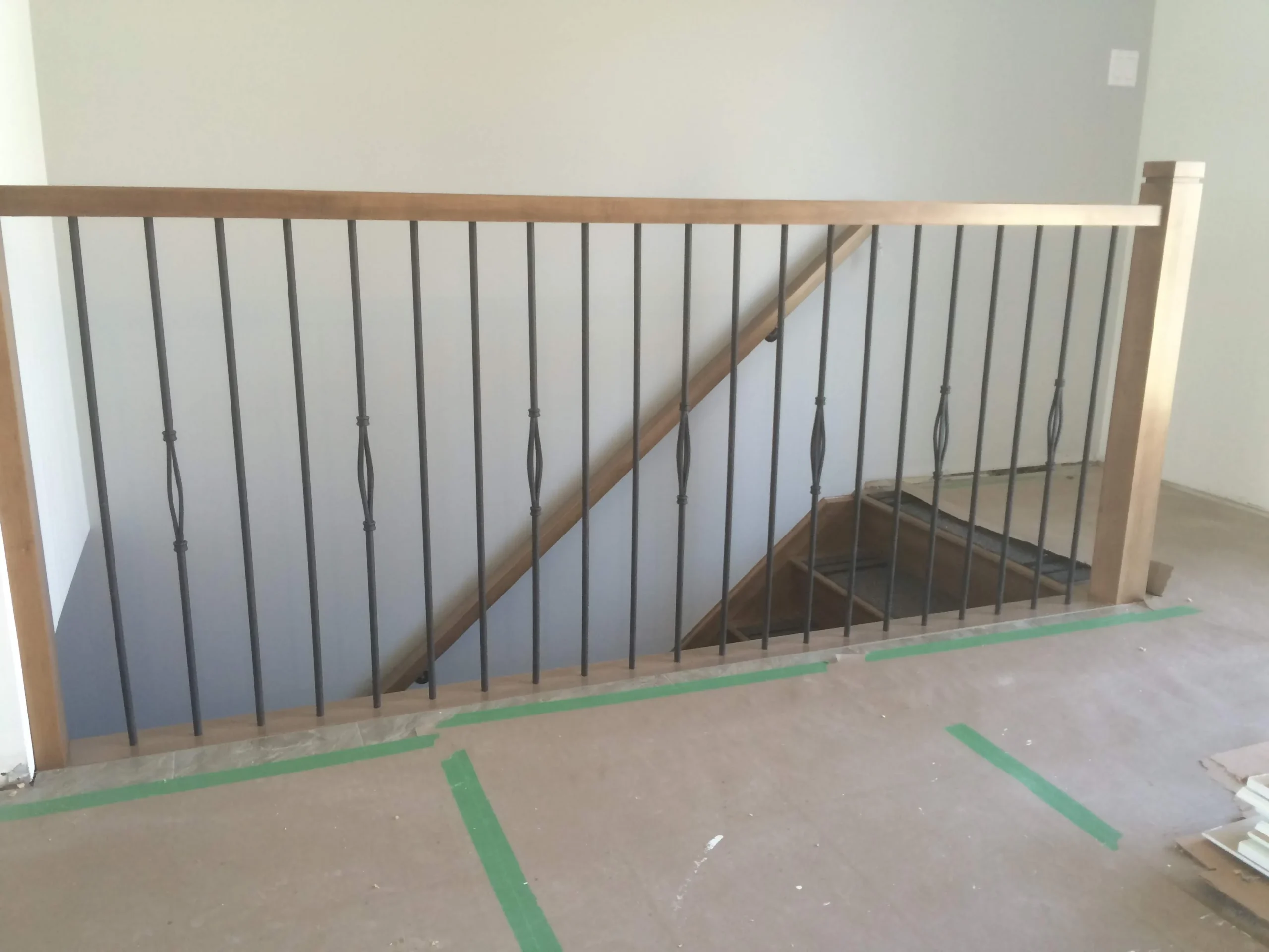 Garde-corps d&rsquo;escalier à barreaux de métal noir, en chantier — vue principale