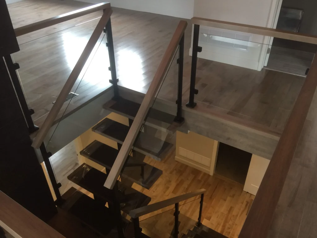 Palier vitre de l'escalier donnant sur la cuisine a aire ouverte