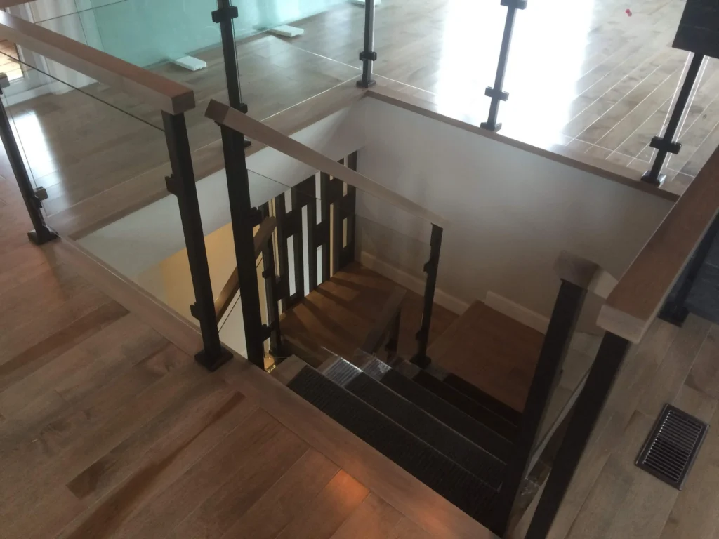Cage d'escalier vue de l'etage, demi-tour vers le sous-sol
