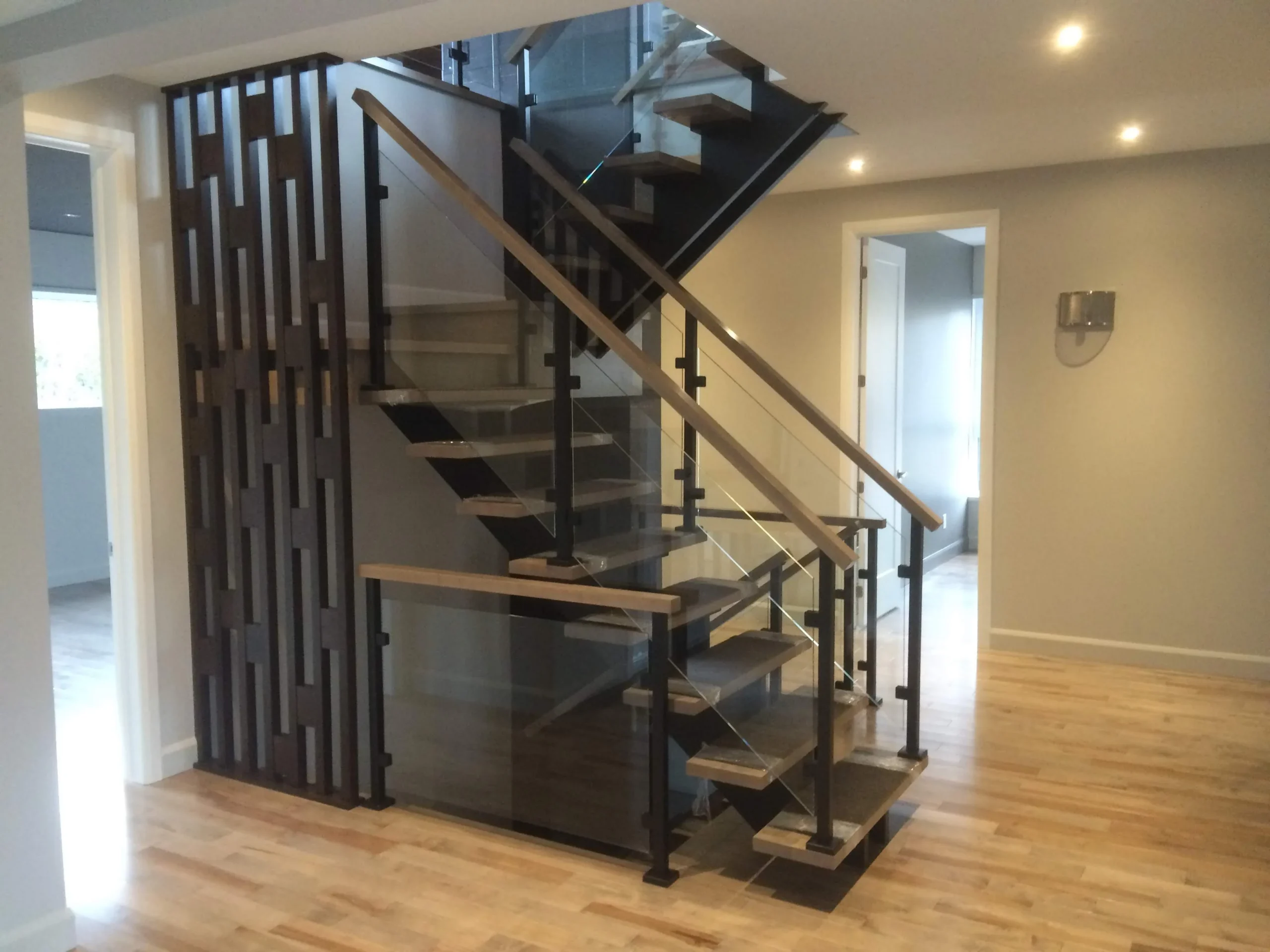 Escalier suspendu contemporain à limon central — vue principale