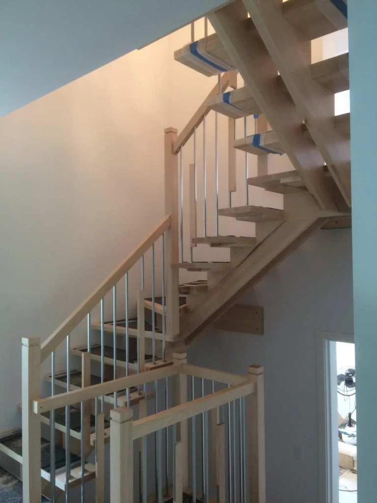 Escalier ajouré en érable naturel à barreaux d&rsquo;acier
