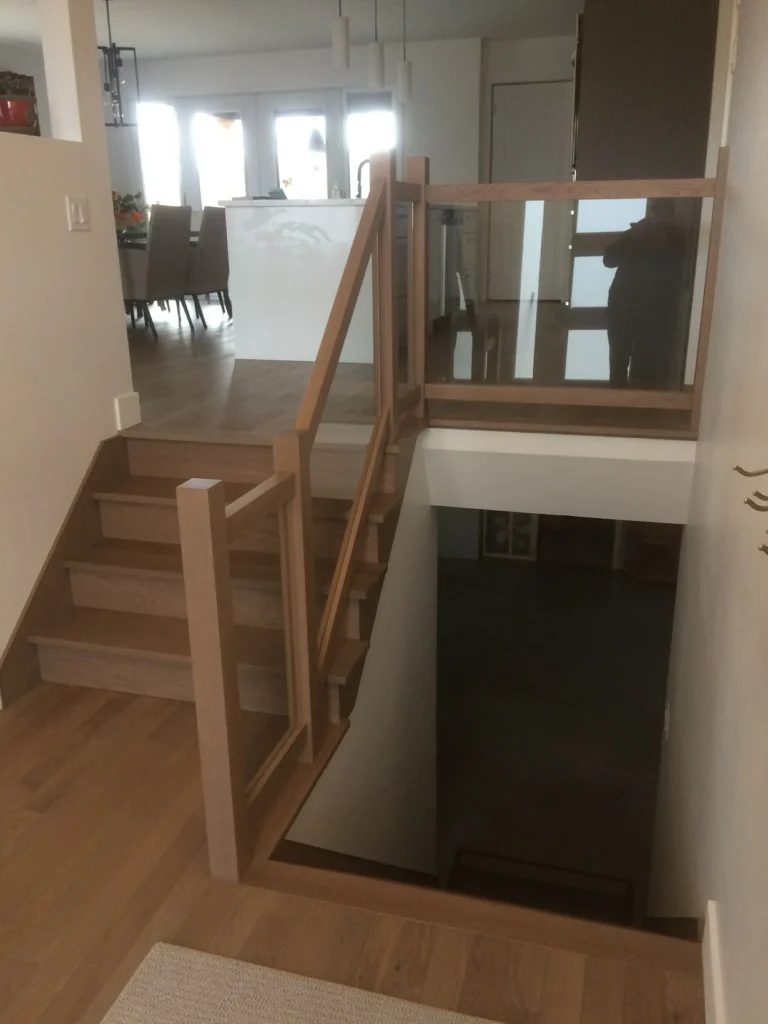 Escalier tournant en chêne blanc avec rampe en verre trempé