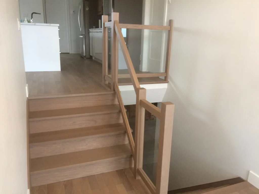 Escalier tournant en chêne blanc et garde-corps de verre — photo 2
