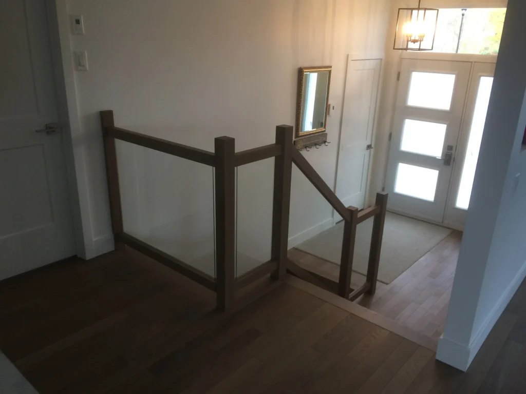 Escalier tournant en chêne blanc et garde-corps de verre — photo 3