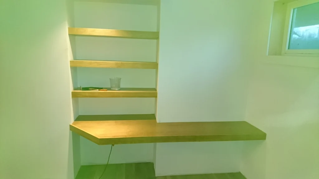 Tablettes flottantes de bois dans une niche murale — photo 2