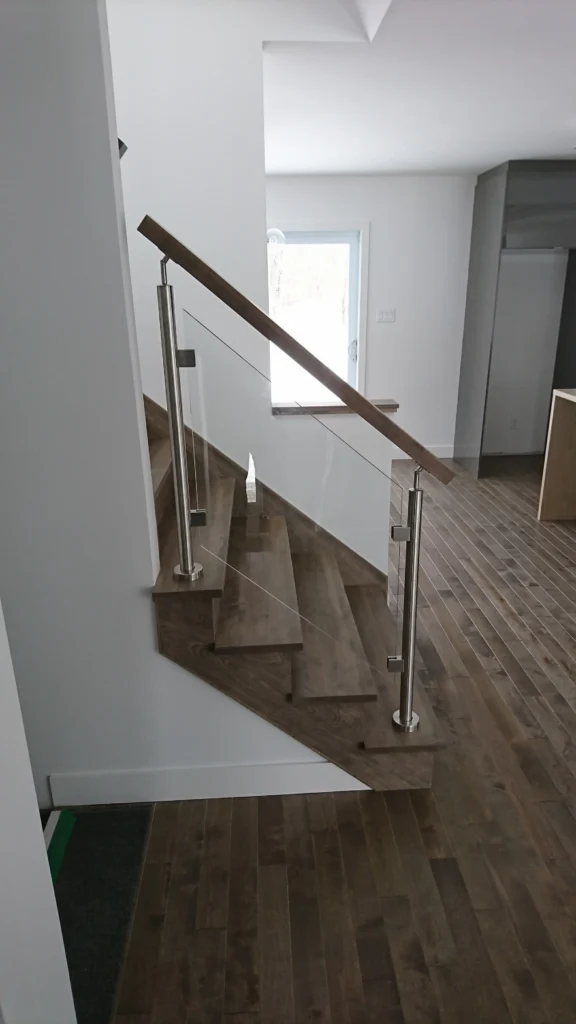 Escalier tournant en érable gris et garde-corps de verre