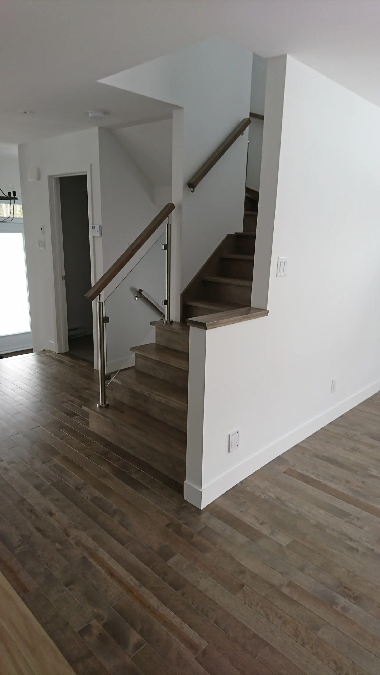 Escalier tournant en érable gris, verre et inox sur plusieurs niveaux — vue principale
