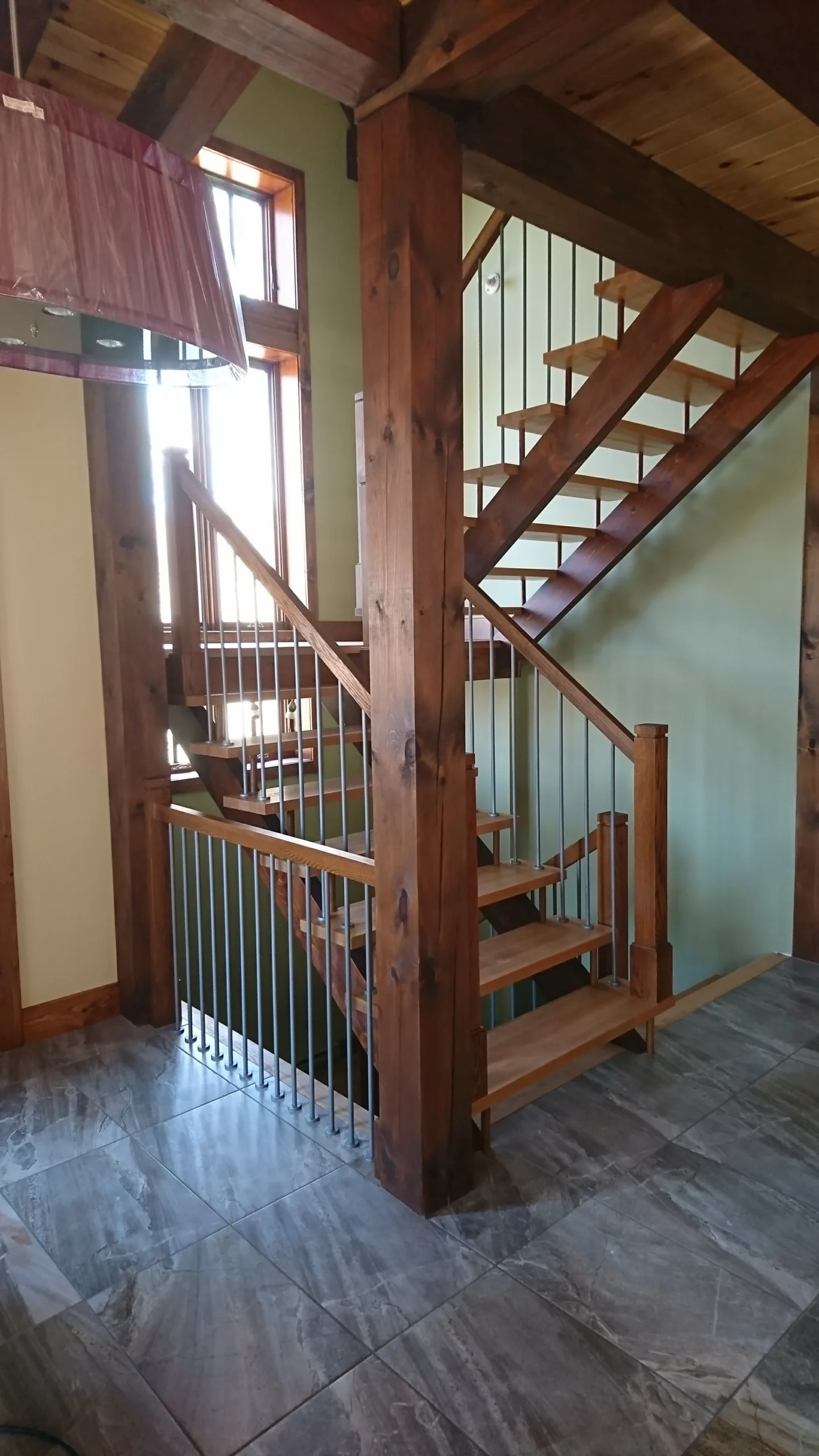 Escalier tournant ajouré dans une structure de bois massif — vue principale