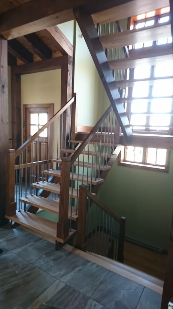 Escalier tournant ajouré dans une structure de bois massif — photo 2