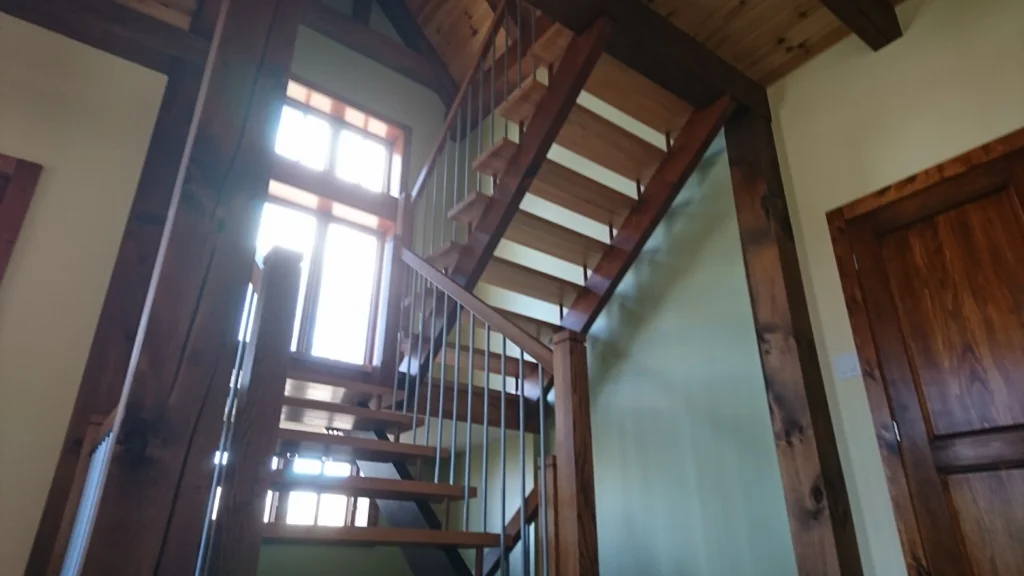 Escalier tournant ajouré dans une structure de bois massif — photo 3