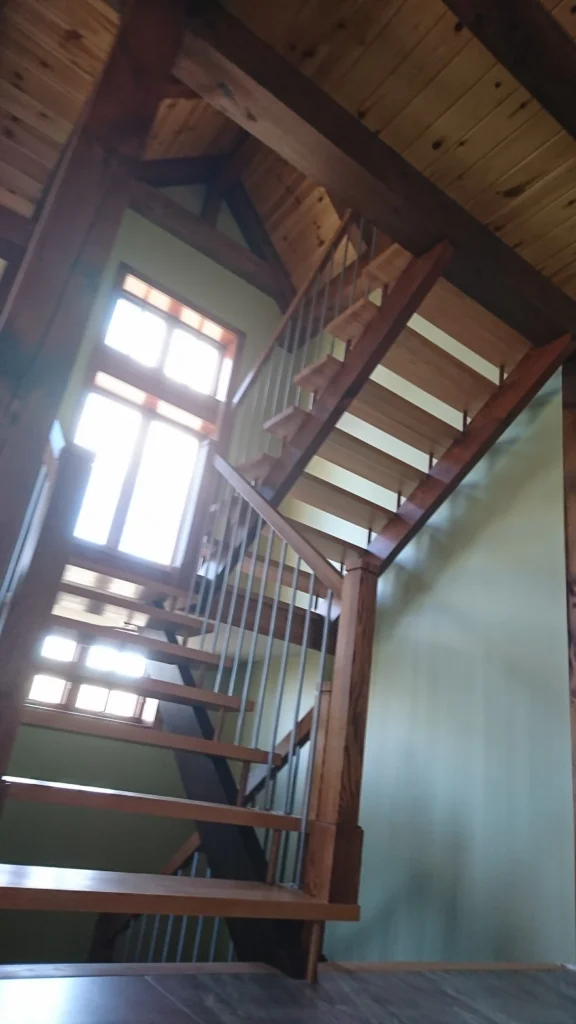 Escalier tournant ajouré dans une structure de bois massif — photo 4