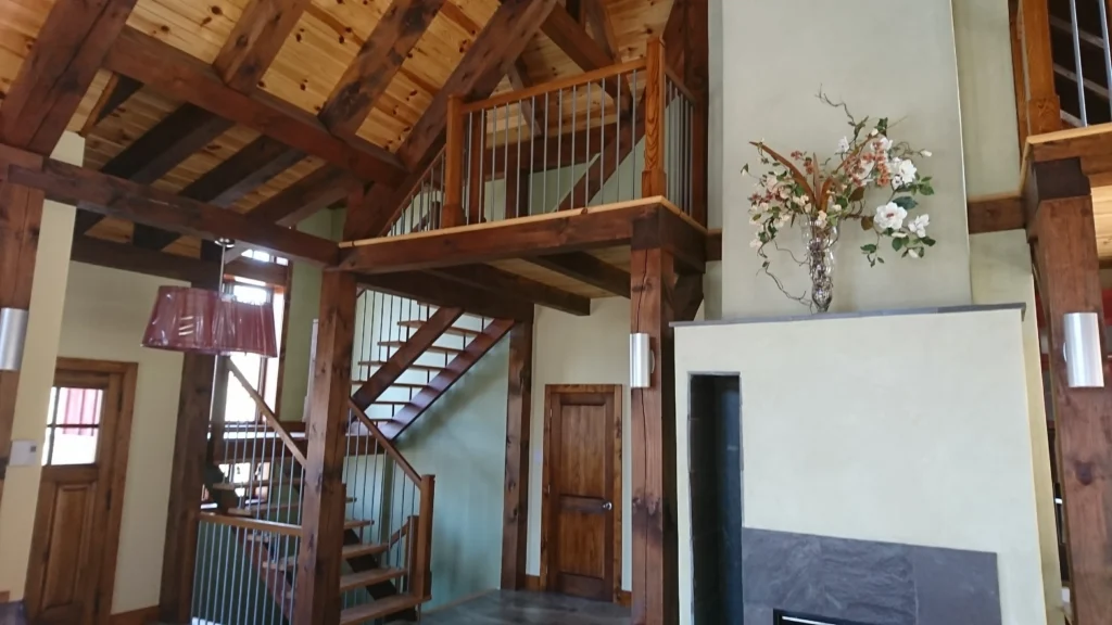 Escalier tournant ajouré dans une structure de bois massif — photo 5