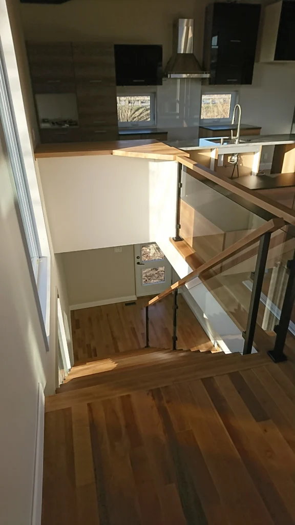 Escalier ouvert et garde-corps de verre dans une aire décloisonnée — photo 3