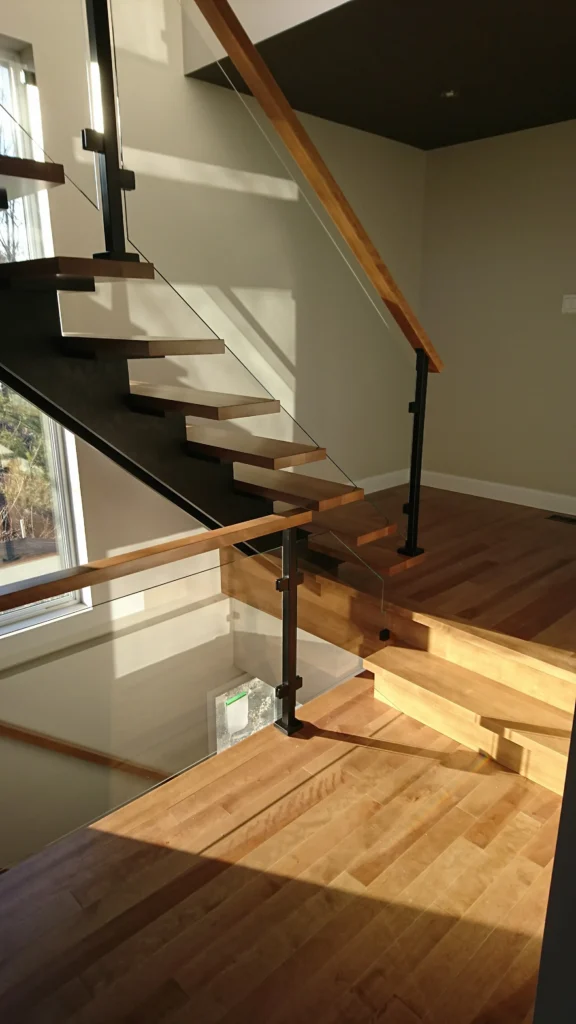 Escalier ouvert et garde-corps de verre dans une aire décloisonnée — photo 4