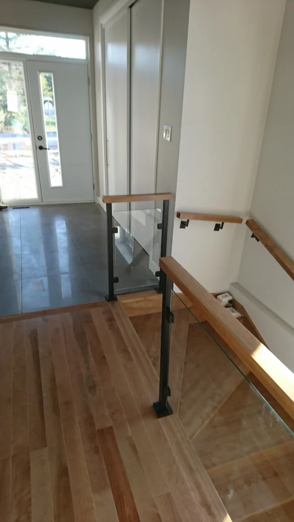 Escalier ouvert et garde-corps de verre dans une aire décloisonnée — photo 5