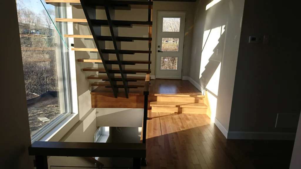 Escalier ouvert et garde-corps de verre dans une aire décloisonnée — photo 6