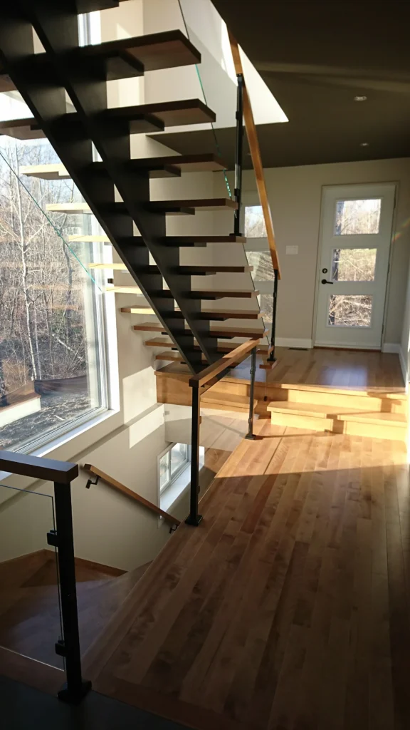 Escalier ouvert et garde-corps de verre dans une aire décloisonnée — photo 7