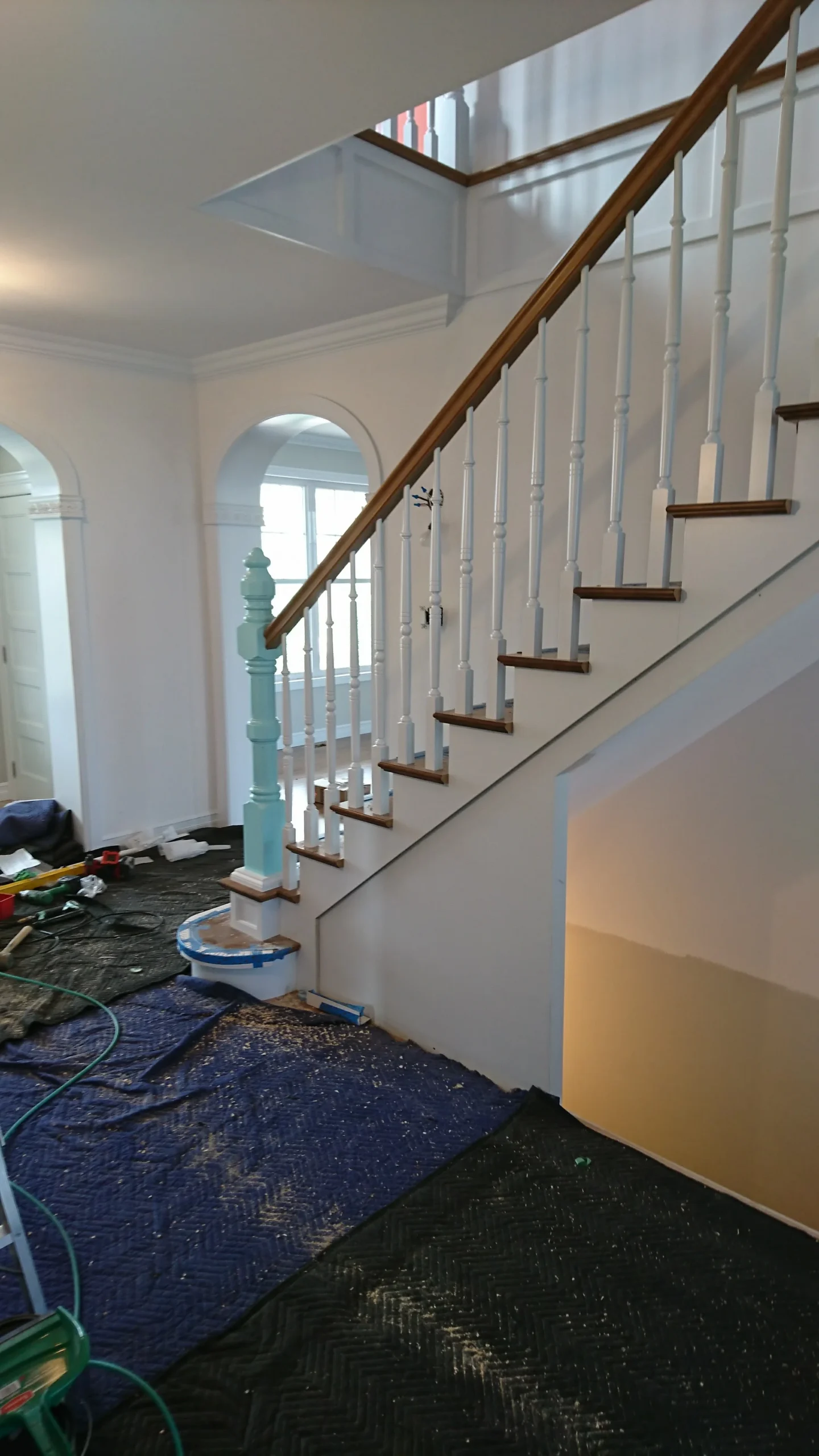 Escalier tournant traditionnel remis à neuf — vue principale