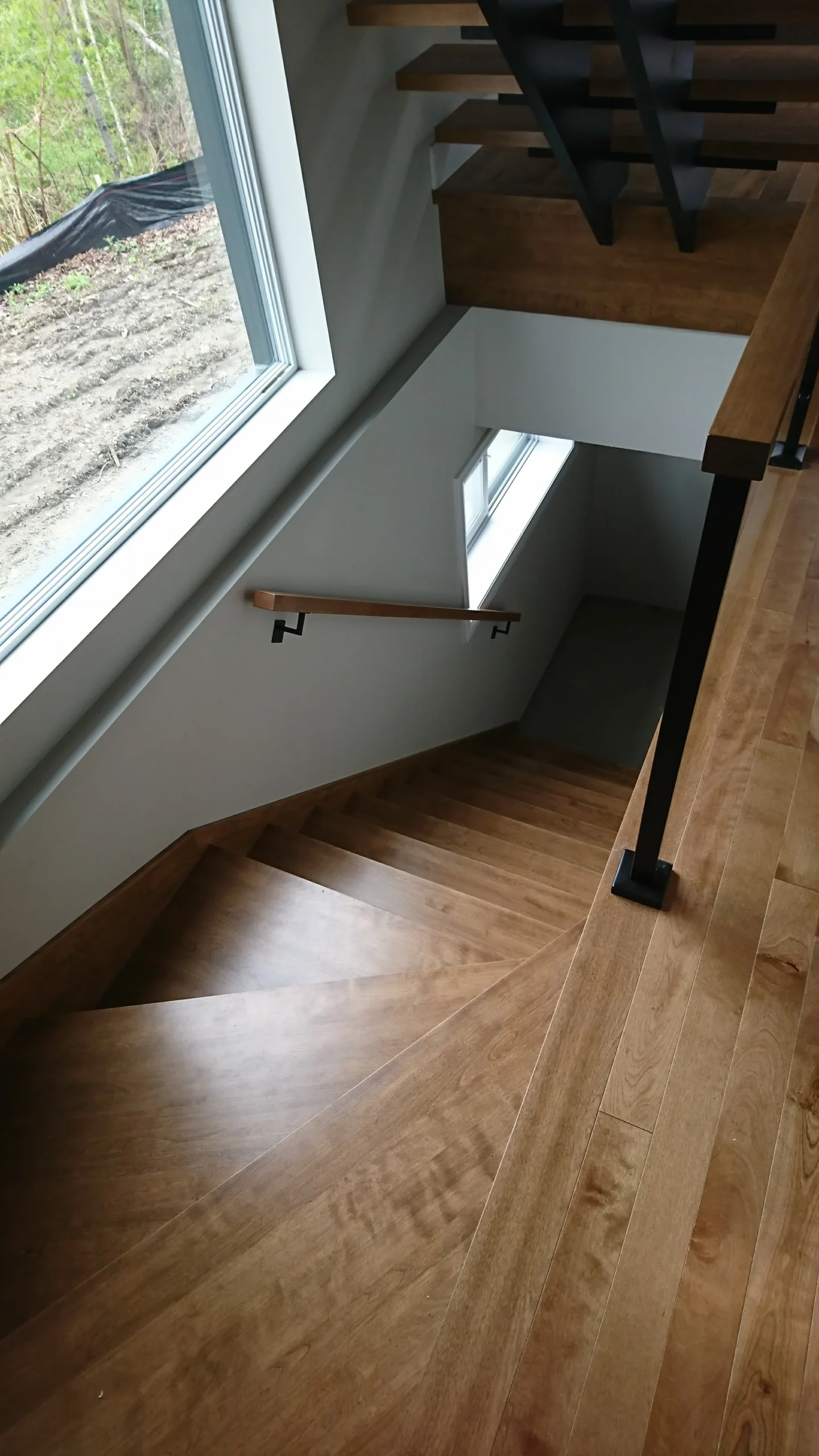 Escalier tournant à limon central et garde-corps de verre — vue principale