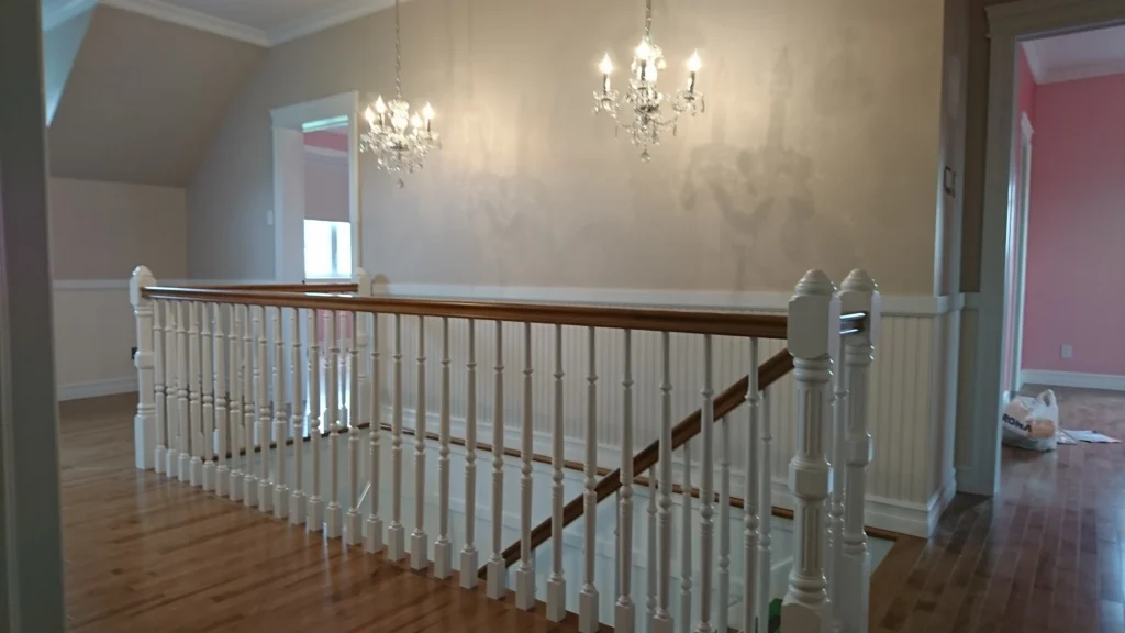 Escalier classique et galerie à barreaux tournés