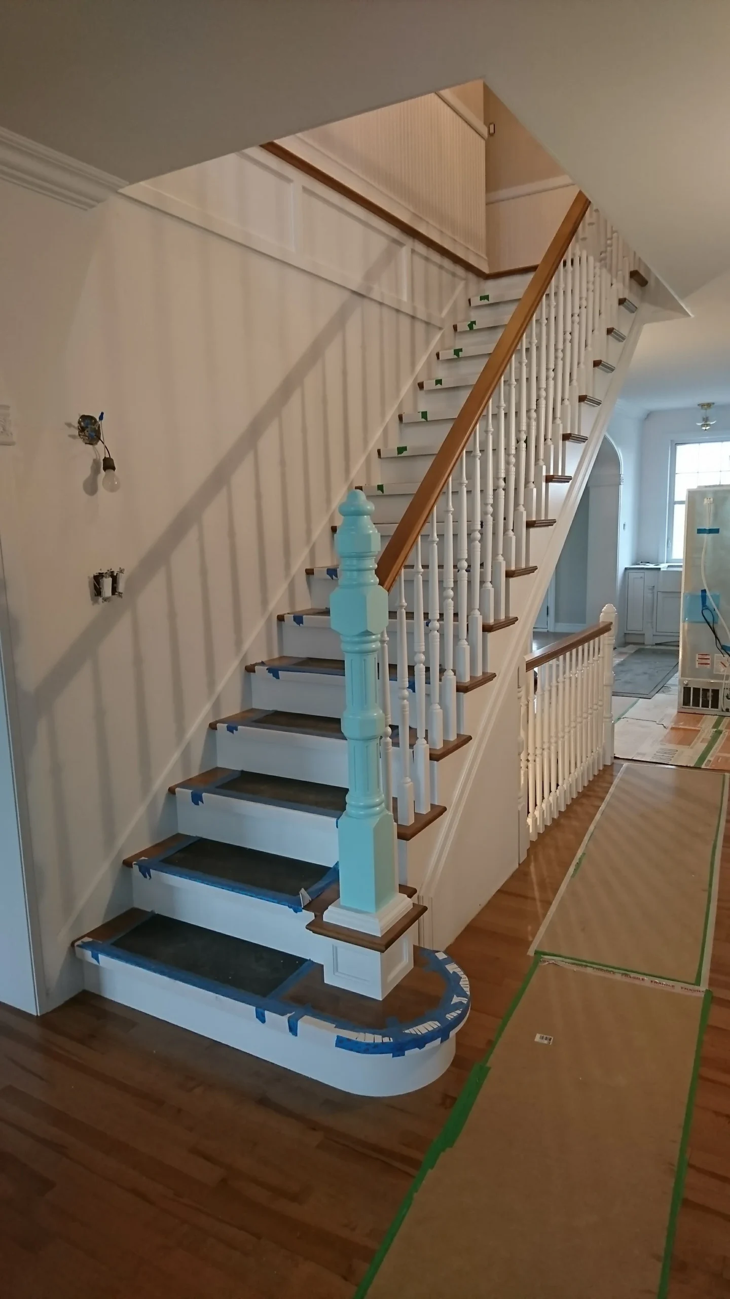 Grand escalier traditionnel rénové sur plusieurs niveaux — vue principale