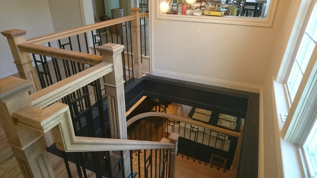 Escalier contemporain à limon central acier