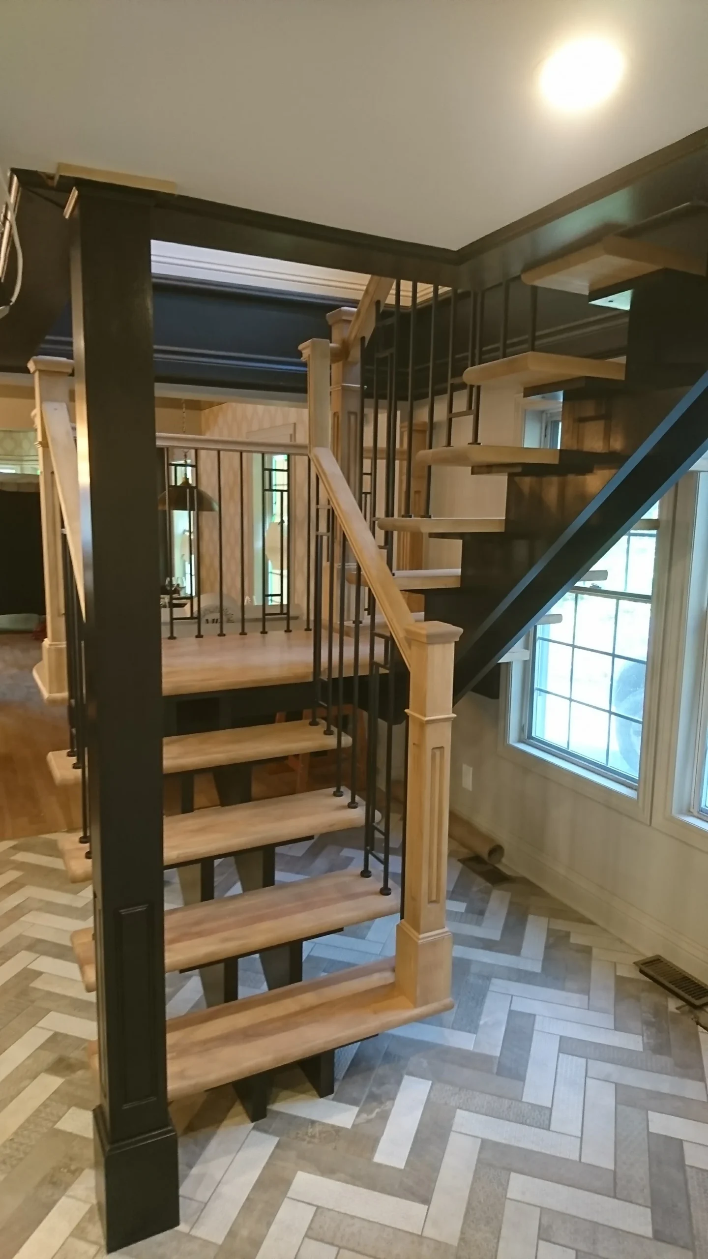 Escalier à limon central acier et garde-corps géométrique — vue principale