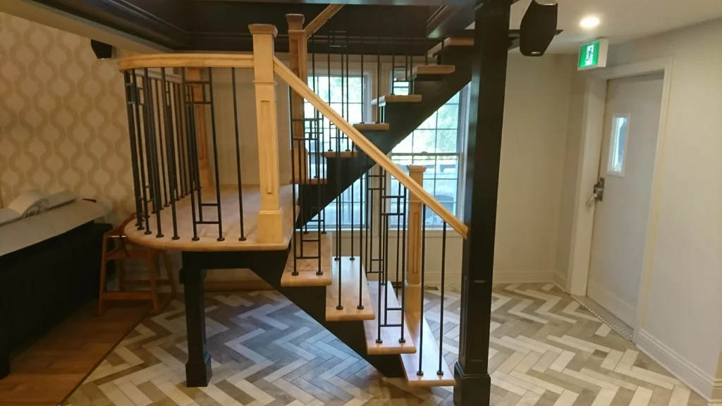 Escalier à limon central et barreaux métalliques