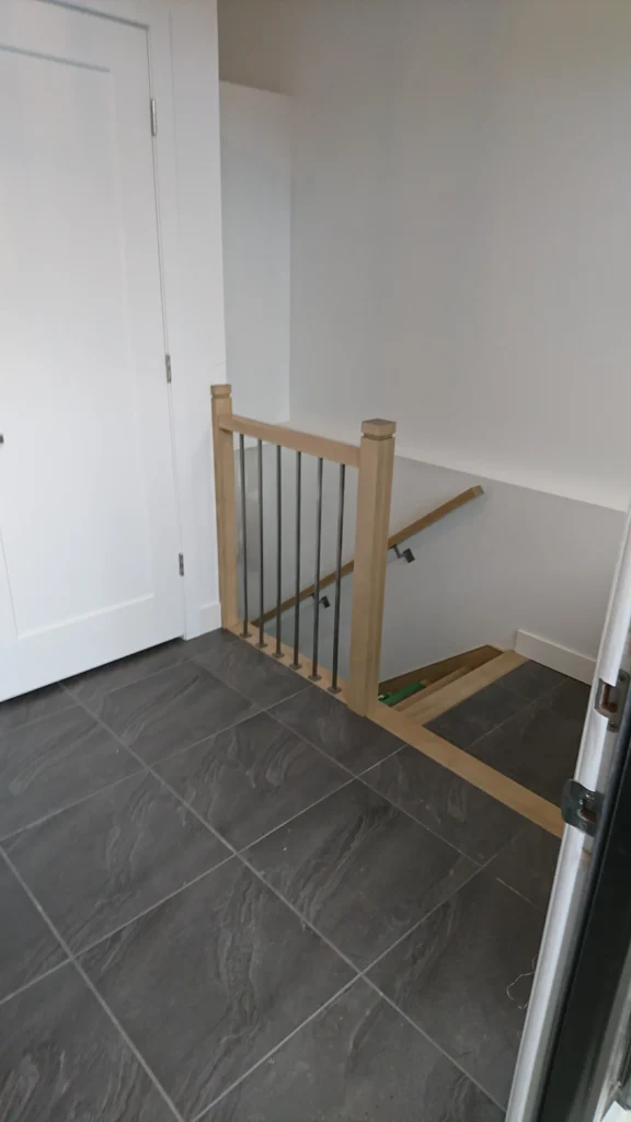 Garde-corps de palier à barreaux métalliques