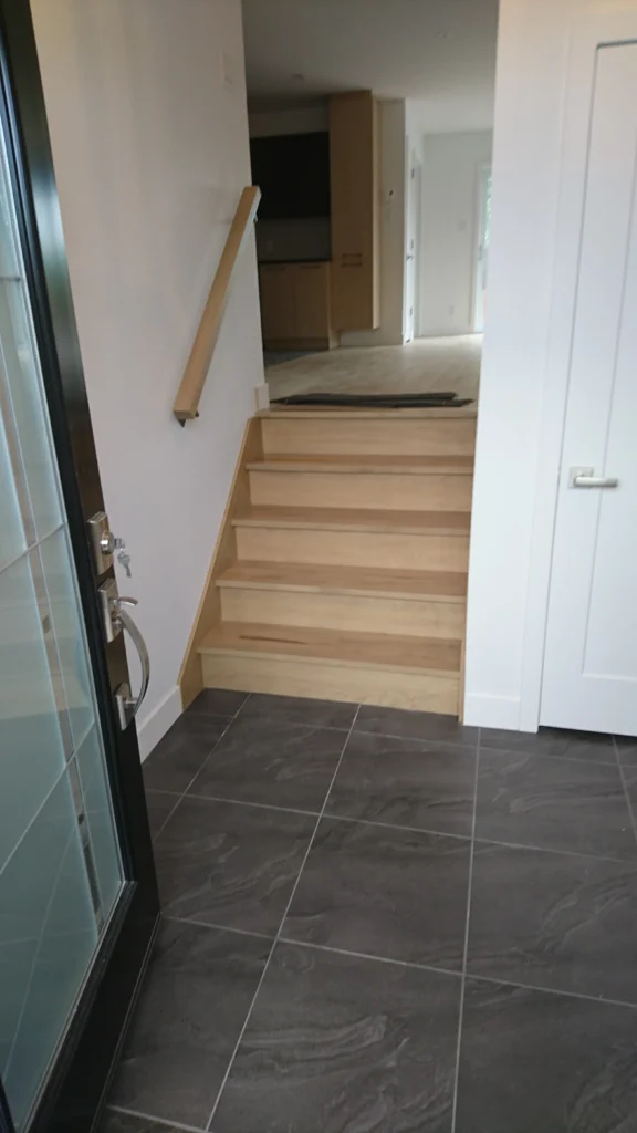 Escalier droit d&rsquo;érable à barreaux métalliques
