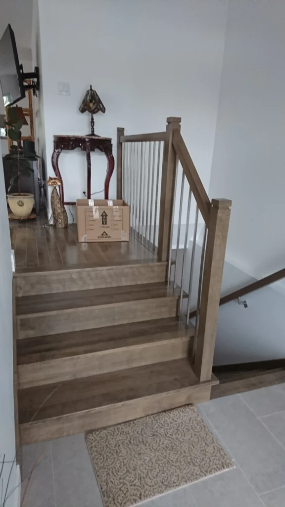 Escalier tournant gris à barreaux métalliques