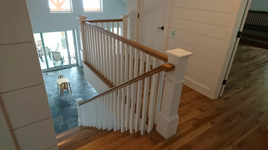 Escalier tournant gris à barreaux torsadés