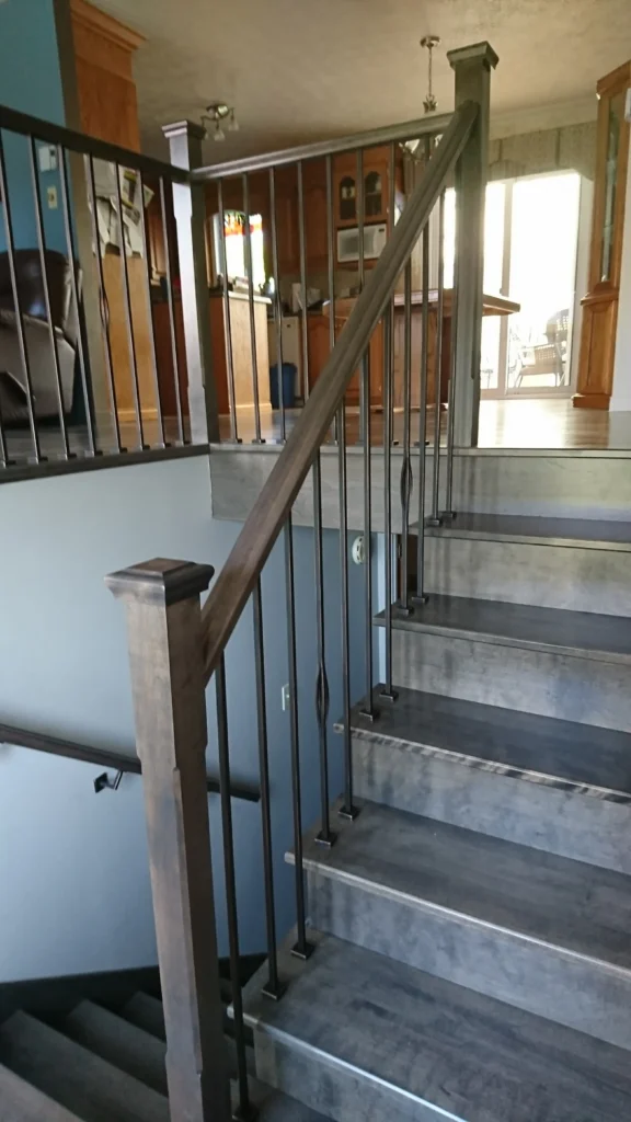 Escalier tournant à contremarches blanches et barreaux tournés
