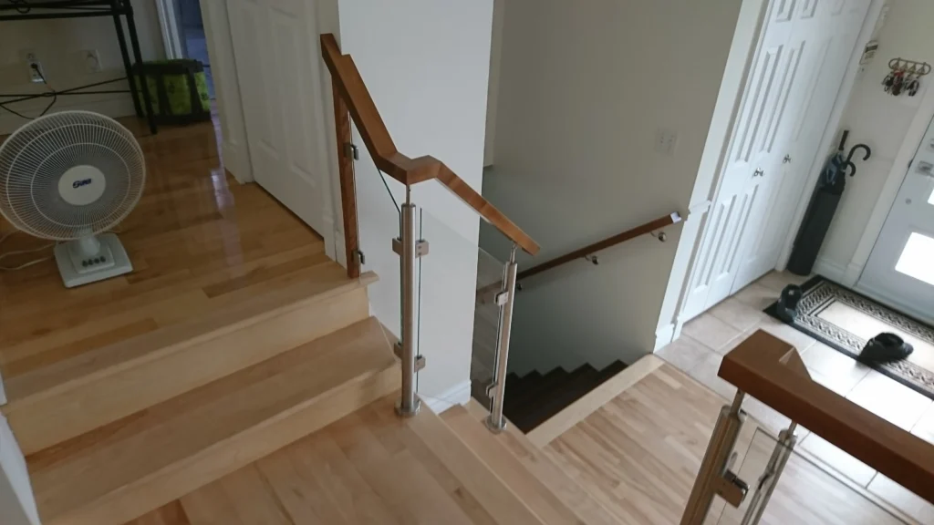 Palier d'escalier avec garde-corps de verre